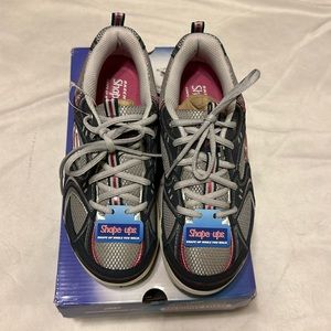 Skechers D’lites shape-ups with air cooled memory foam, size 7